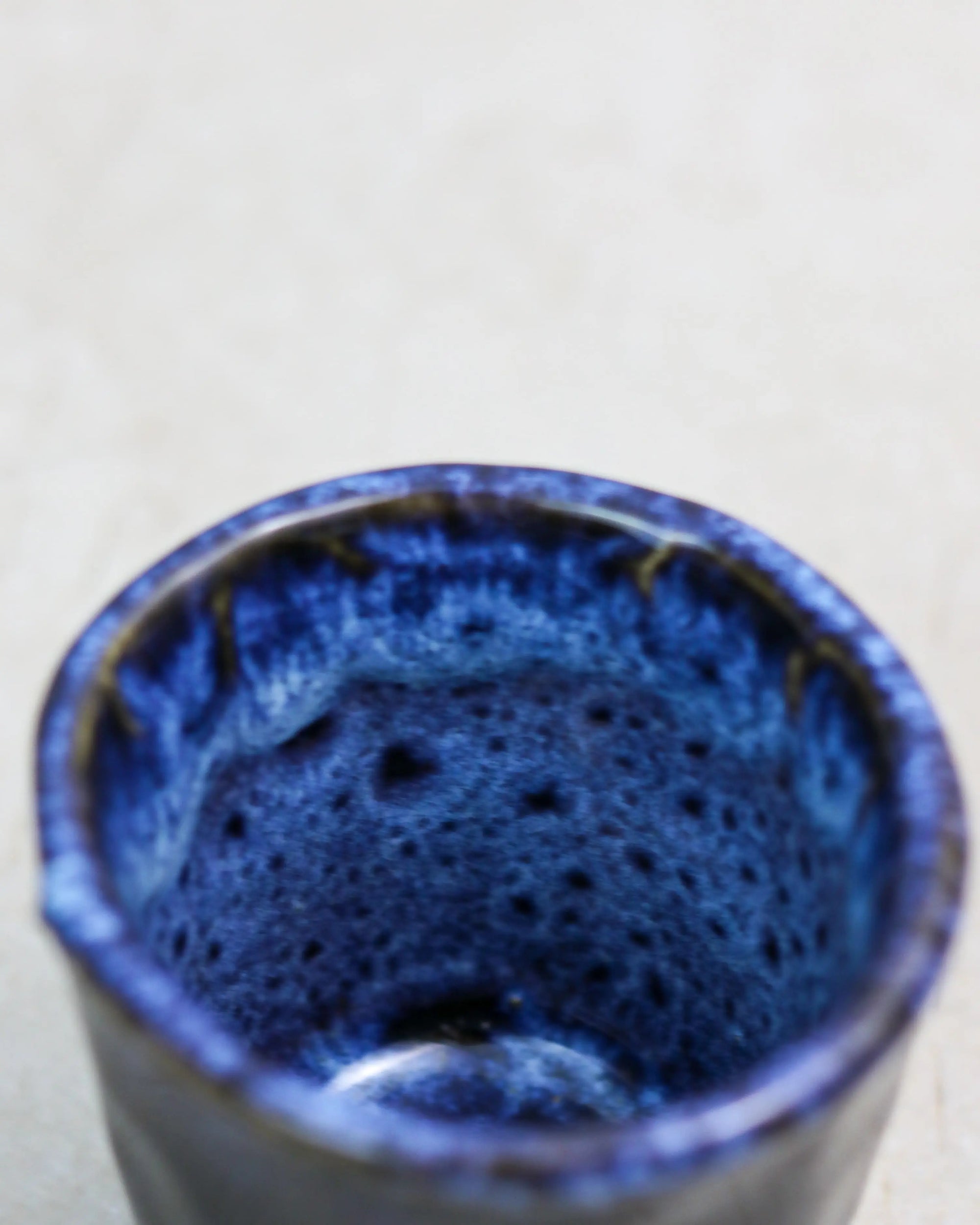 Lava coffee cup – ceramic in deep blue